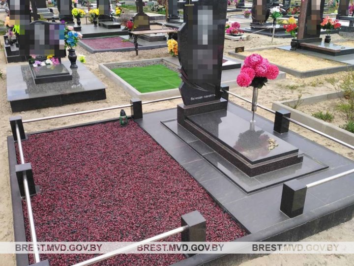 Жительница Кобрина присвоила почти 30 тысяч рублей клиентов фирмы по установке памятников