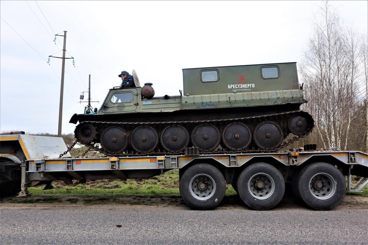 Смотрите, какой мощный вездеход используют в Пинских электросетях
