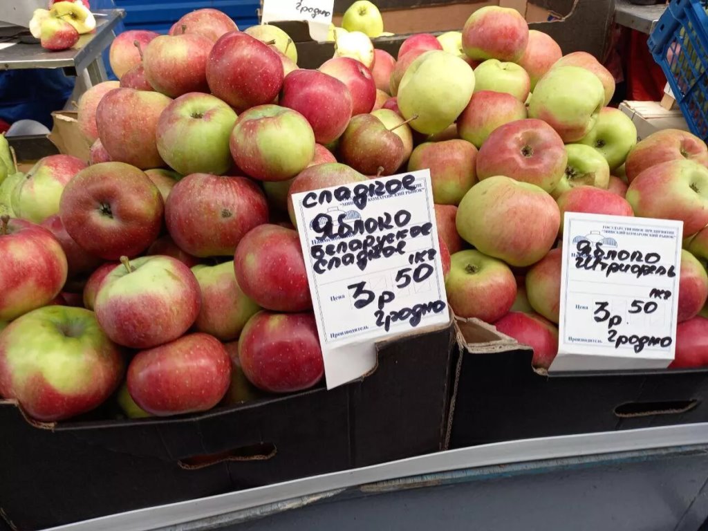 В Минске на Комаровке найдены белорусские яблоки, которые дороже нектаринов