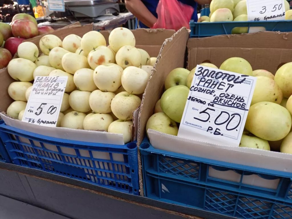 В Минске на Комаровке найдены белорусские яблоки, которые дороже нектаринов