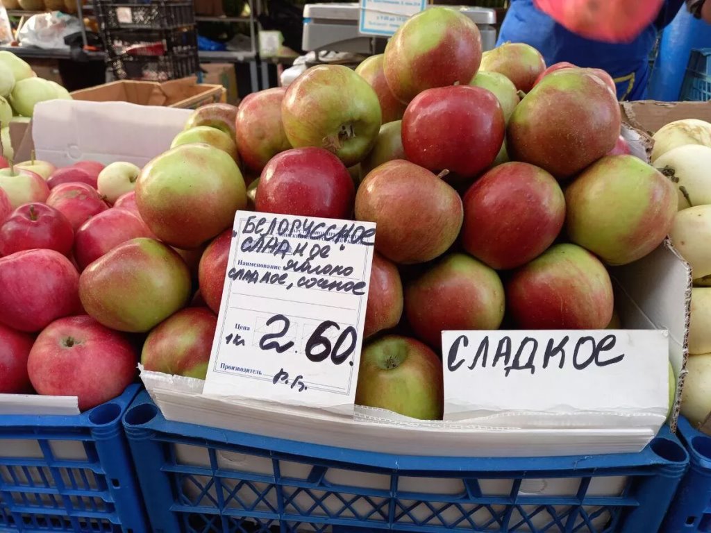 В Минске на Комаровке найдены белорусские яблоки, которые дороже нектаринов