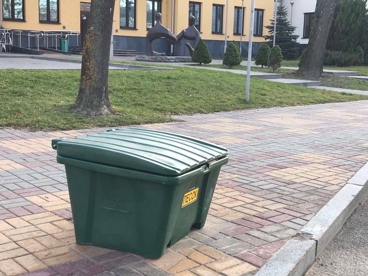 На улицах Бреста появляются ящики с песком, и вот для чего