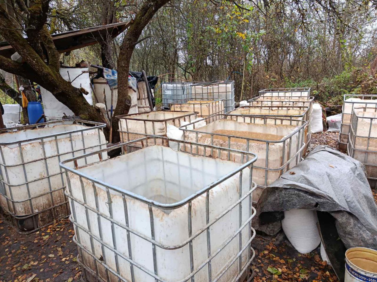 Милиция выявила нелегальный самогонный аппарат — больше 11 000 л браги