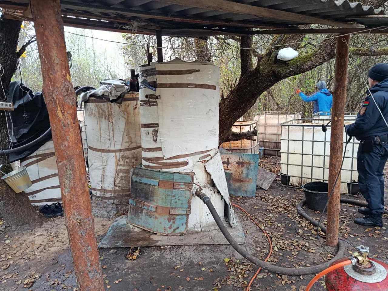 Милиция выявила нелегальный самогонный аппарат — больше 11 000 л браги