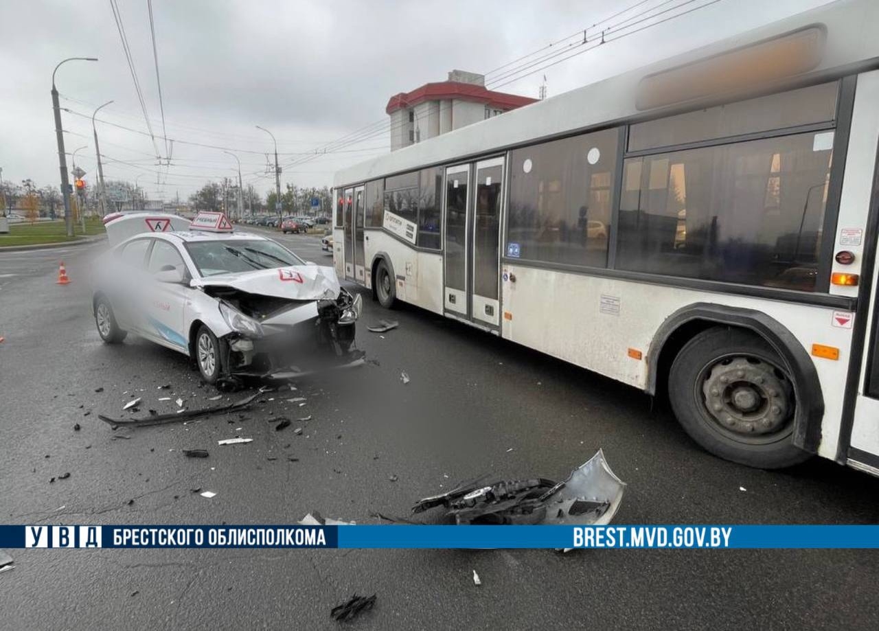 В Бресте учебный автомобиль попал в ДТП