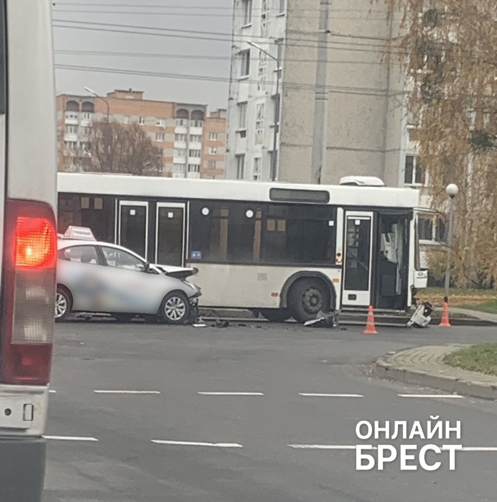 В Бресте учебный автомобиль попал в ДТП