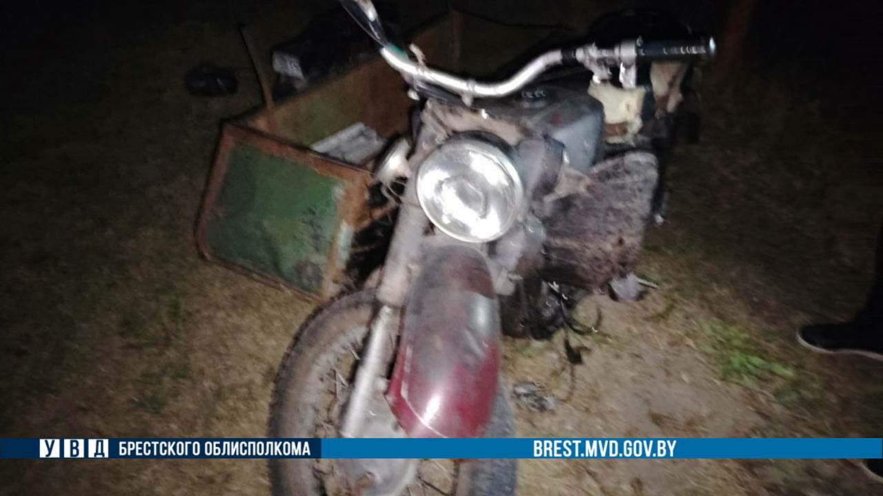 В Пинском районе мотоциклист-бесправник врезался в столб и погиб