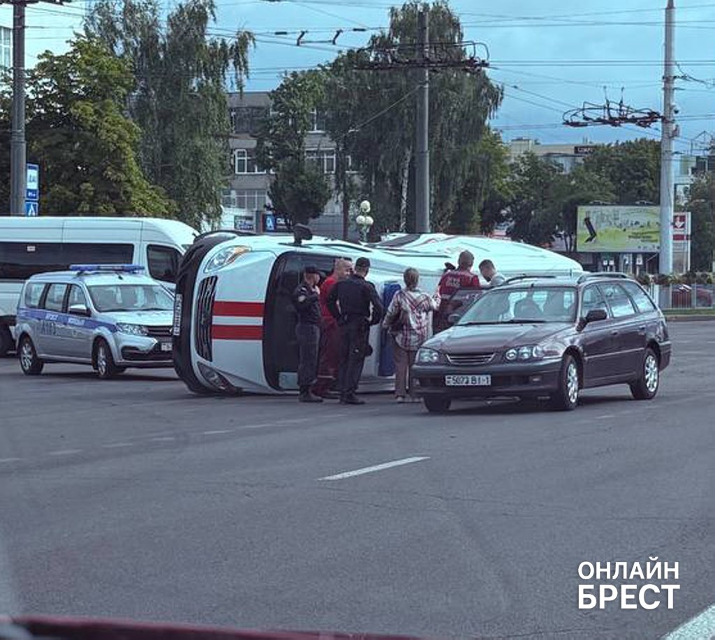 Скорая помощь перевернулась в Бресте — что известно о ДТП