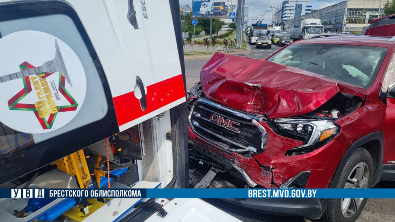 Скорая помощь перевернулась в Бресте — что известно о ДТП