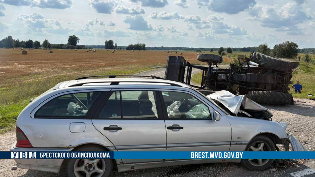 Трактор и Mercedes: жесткое ДТП в Брестской области — детали аварии