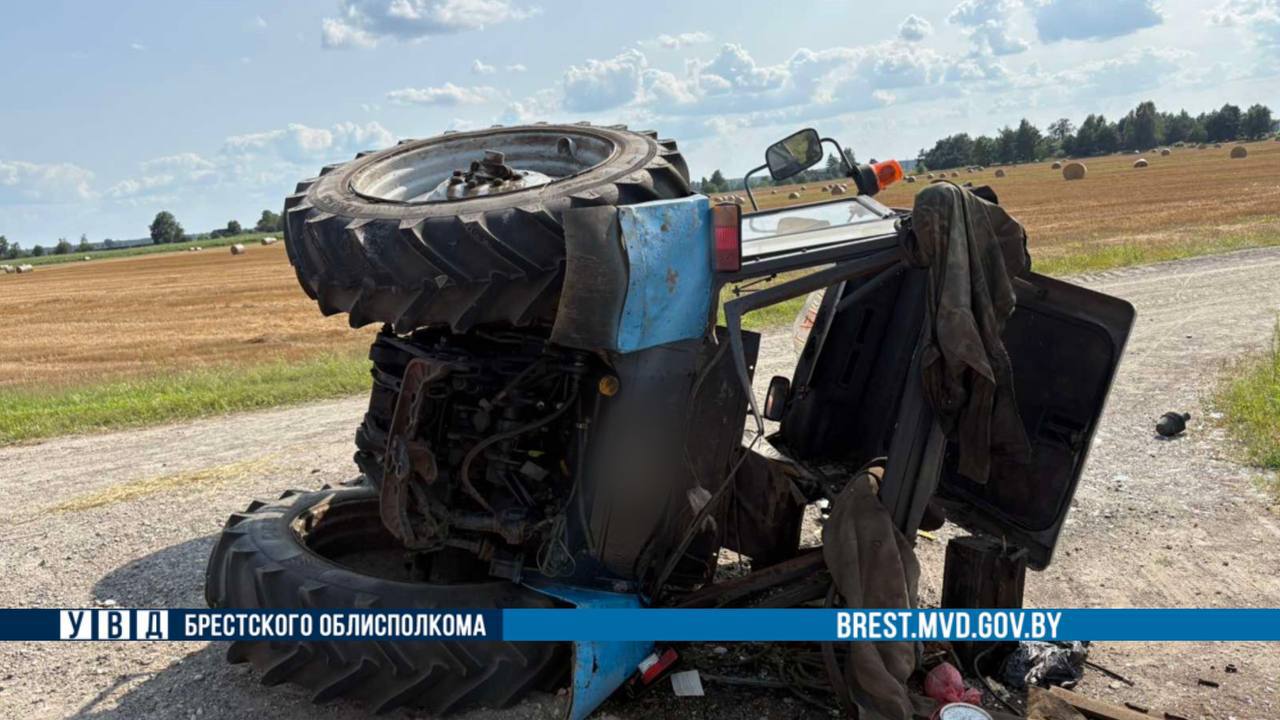 Трактор и Mercedes: жесткое ДТП в Брестской области — детали аварии