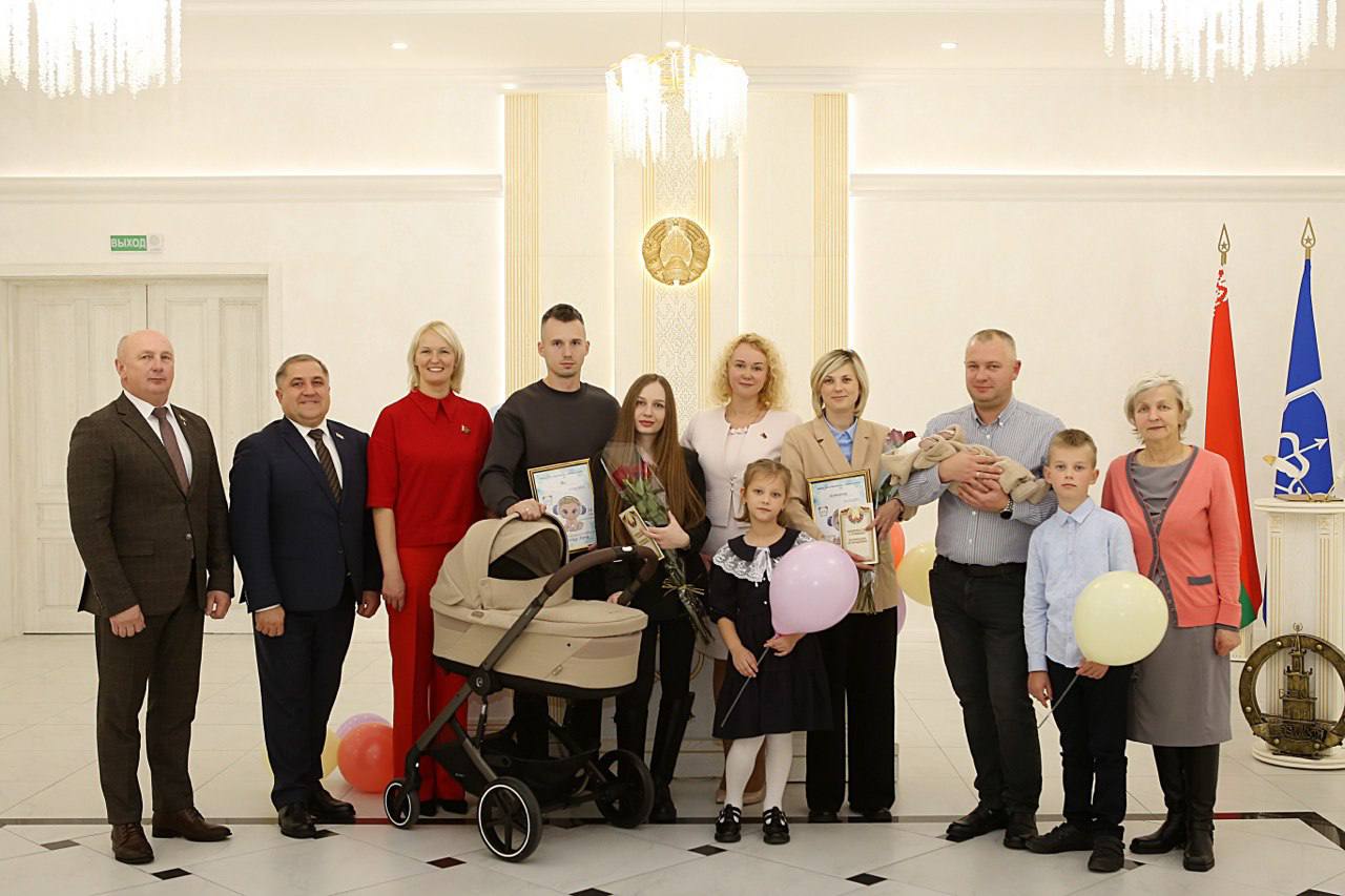 В День отца в загсе Бреста зарегистрировали рождение двух богатырей