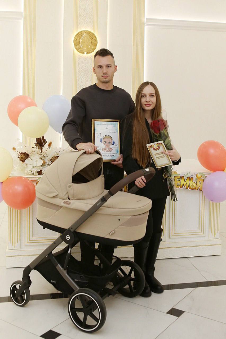 В День отца в загсе Бреста зарегистрировали рождение двух богатырей