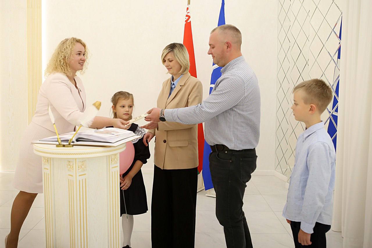 В День отца в загсе Бреста зарегистрировали рождение двух богатырей