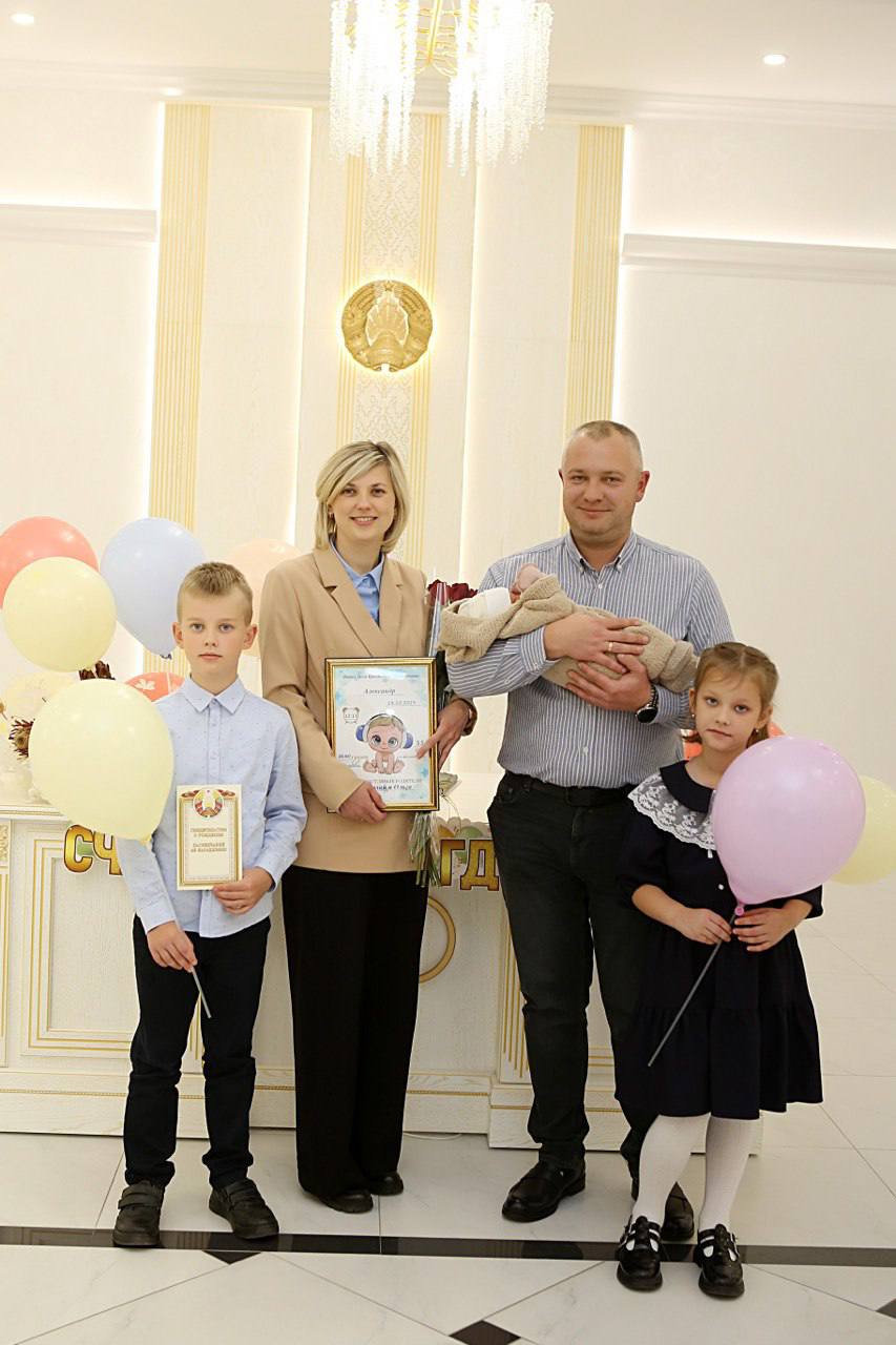 В День отца в загсе Бреста зарегистрировали рождение двух богатырей