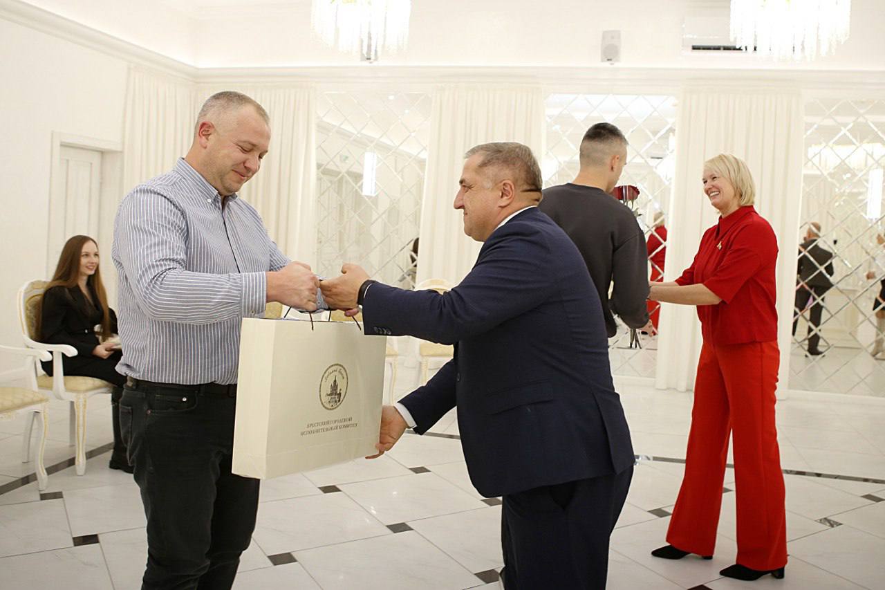 В День отца в загсе Бреста зарегистрировали рождение двух богатырей