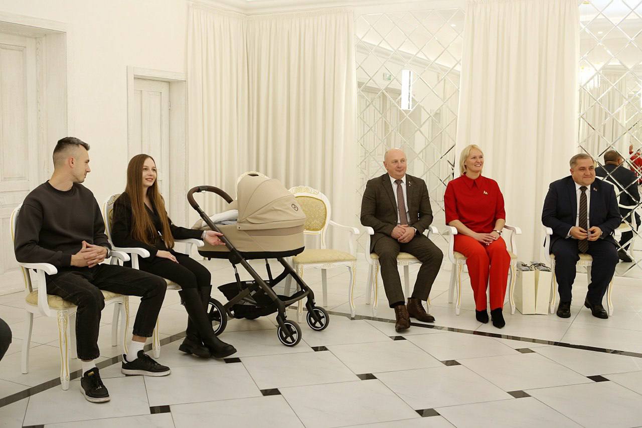 В День отца в загсе Бреста зарегистрировали рождение двух богатырей