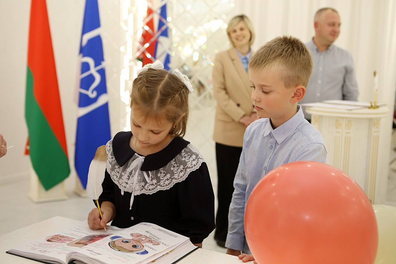 В День отца в загсе Бреста зарегистрировали рождение двух богатырей