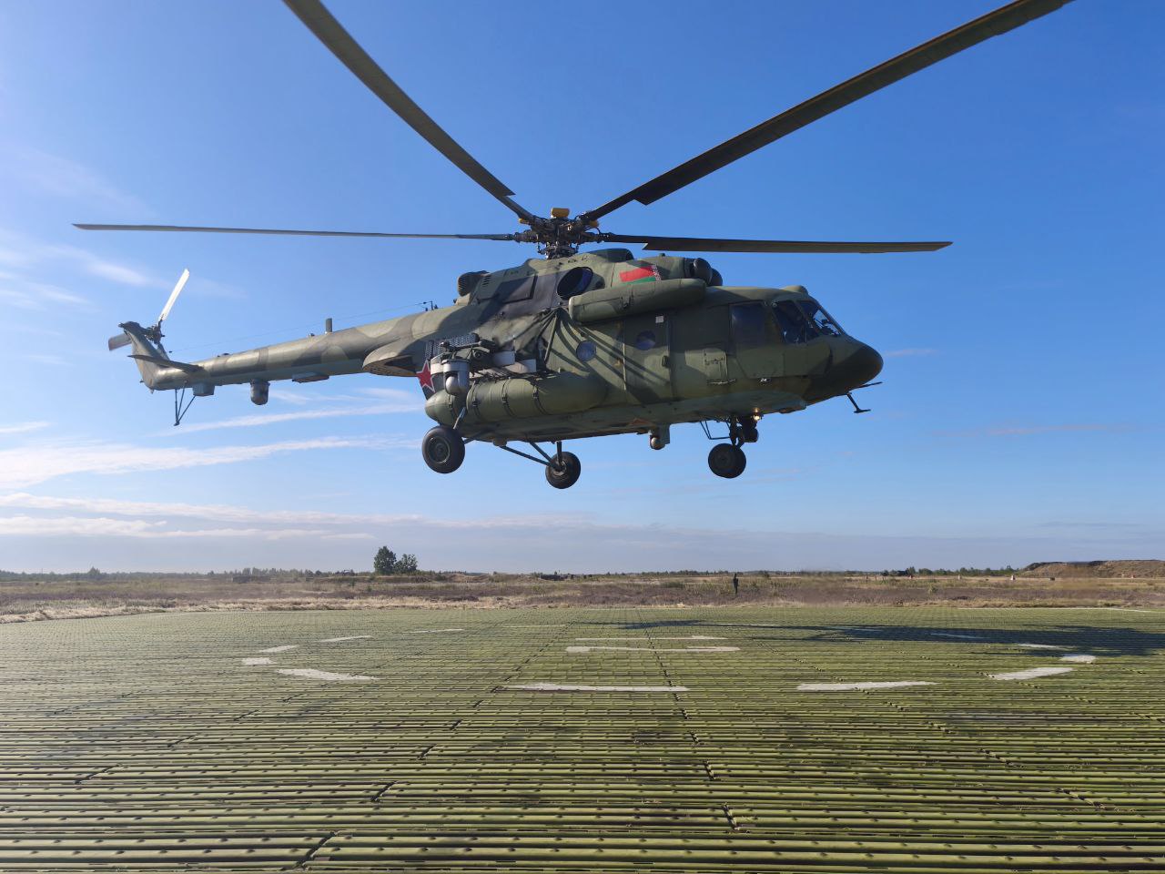 С вертолёта — прямо в озеро: под Брестом прошли прыжки с парашютом на воду