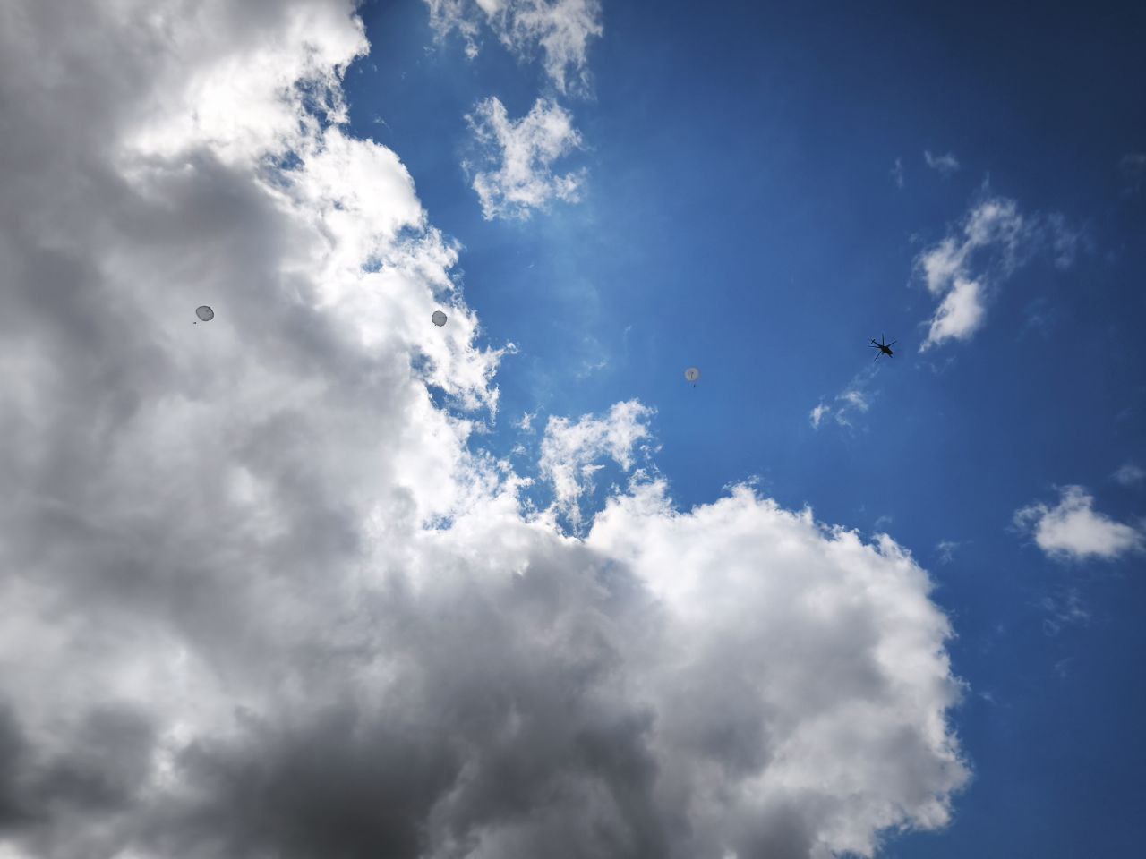 С вертолёта — прямо в озеро: под Брестом прошли прыжки с парашютом на воду