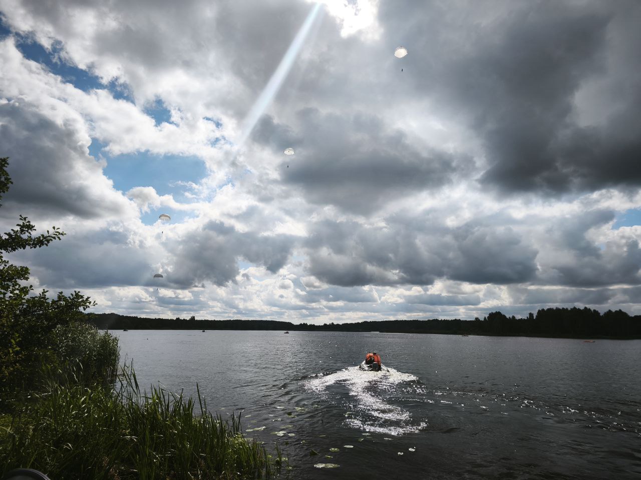 С вертолёта — прямо в озеро: под Брестом прошли прыжки с парашютом на воду