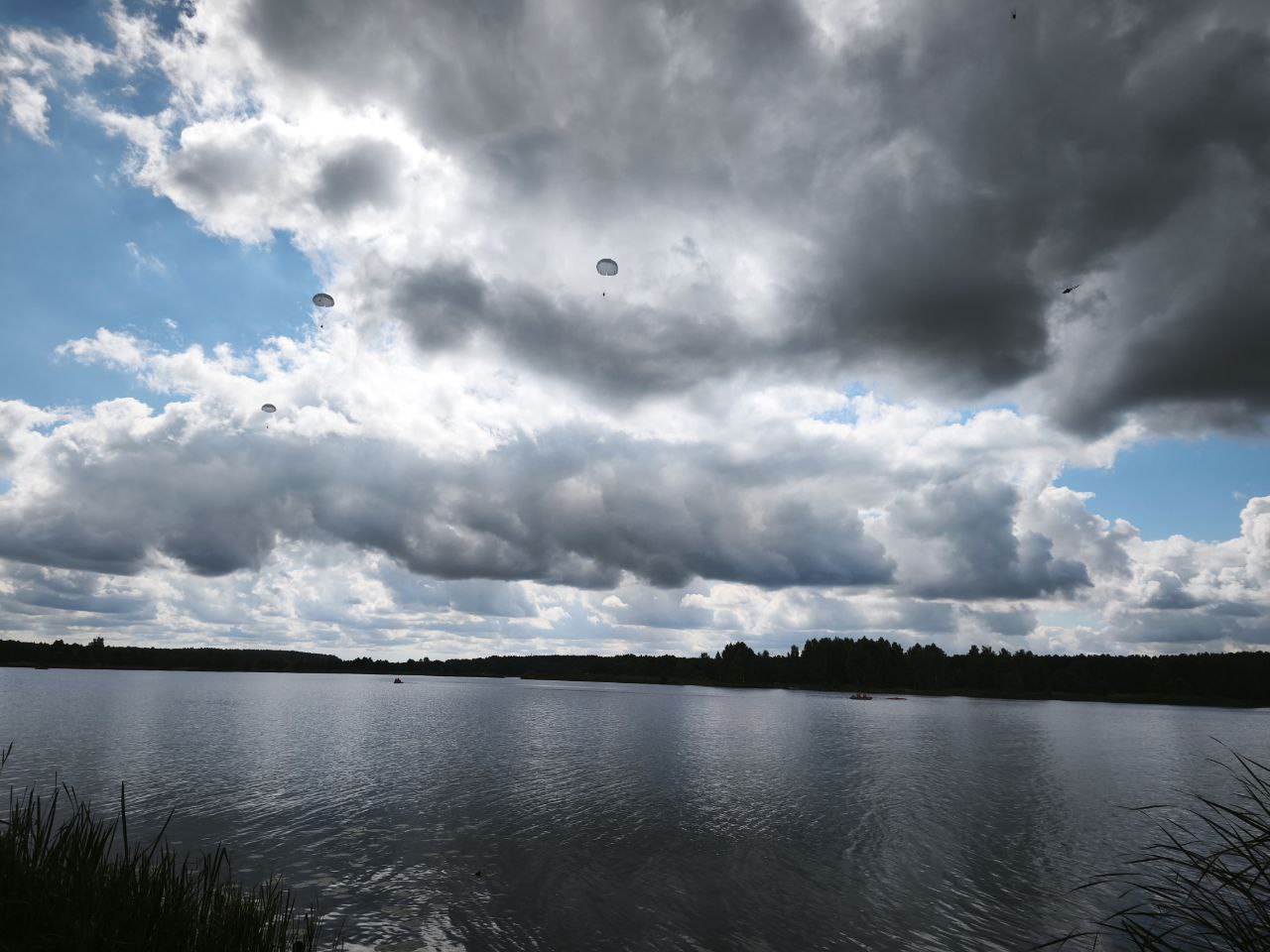 С вертолёта — прямо в озеро: под Брестом прошли прыжки с парашютом на воду