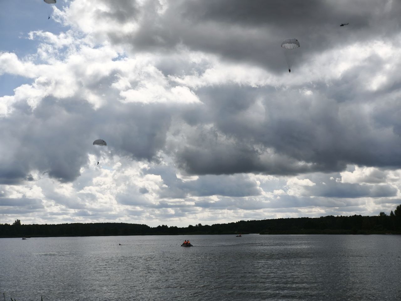 С вертолёта — прямо в озеро: под Брестом прошли прыжки с парашютом на воду