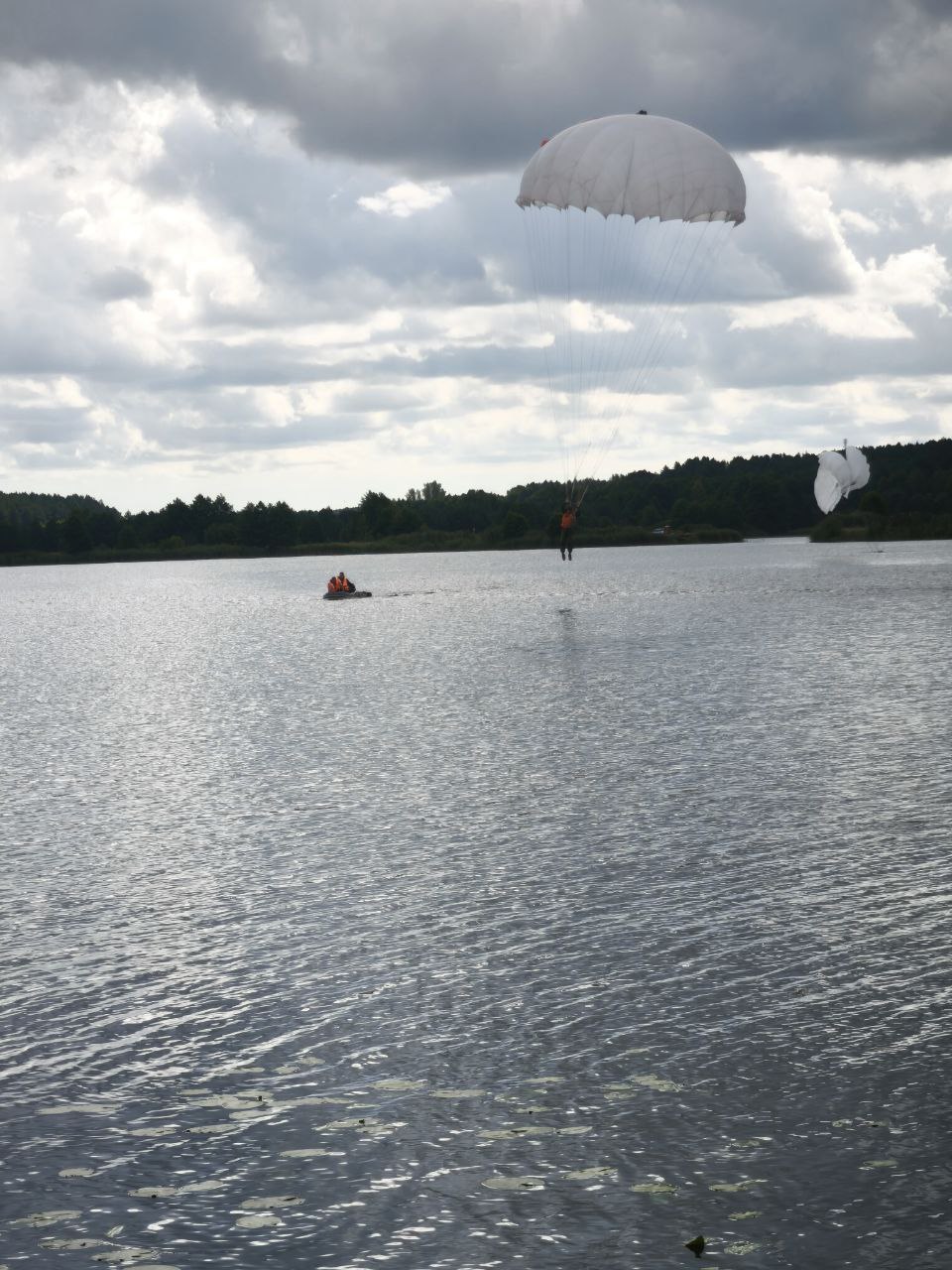 С вертолёта — прямо в озеро: под Брестом прошли прыжки с парашютом на воду