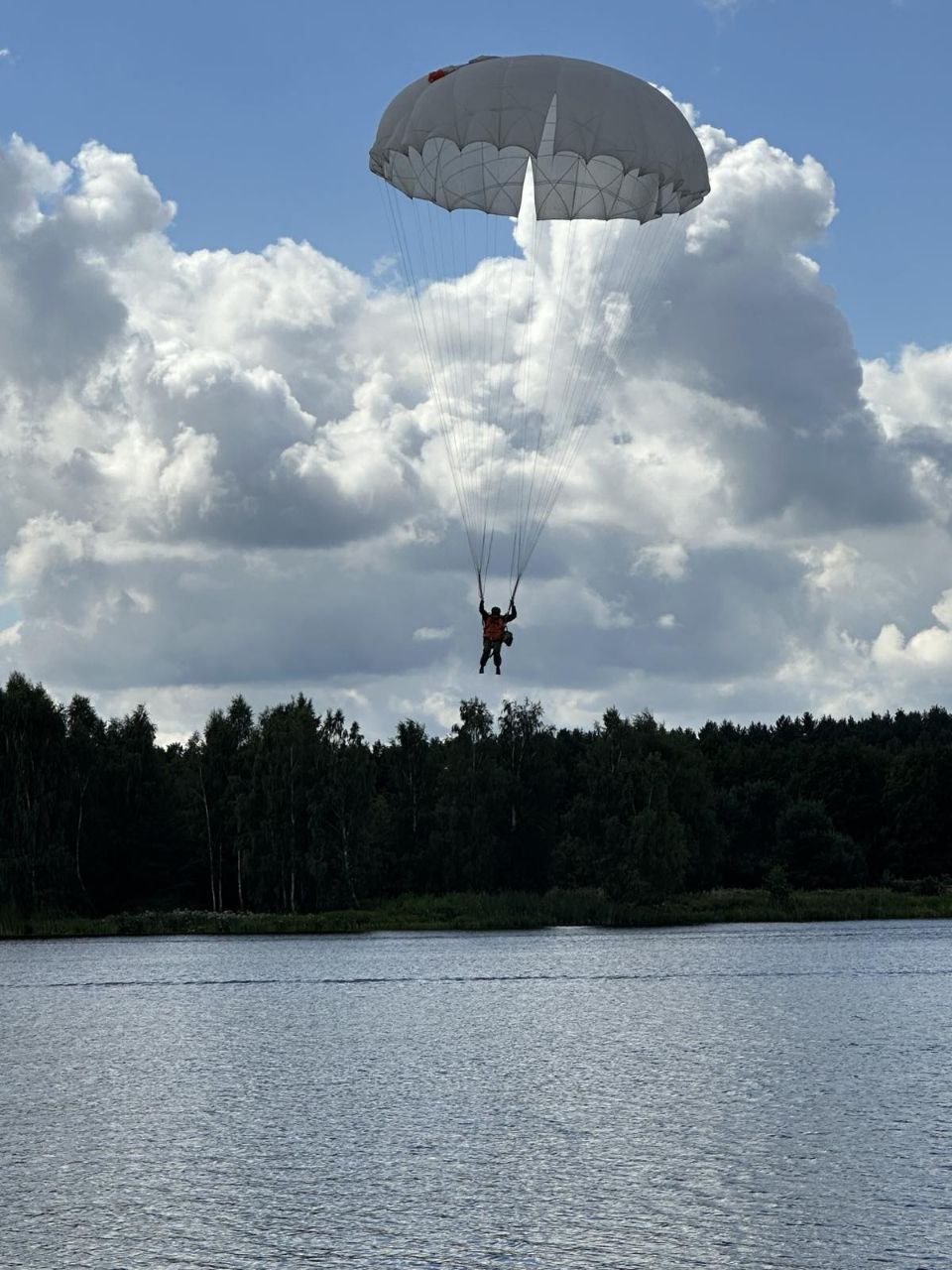 С вертолёта — прямо в озеро: под Брестом прошли прыжки с парашютом на воду