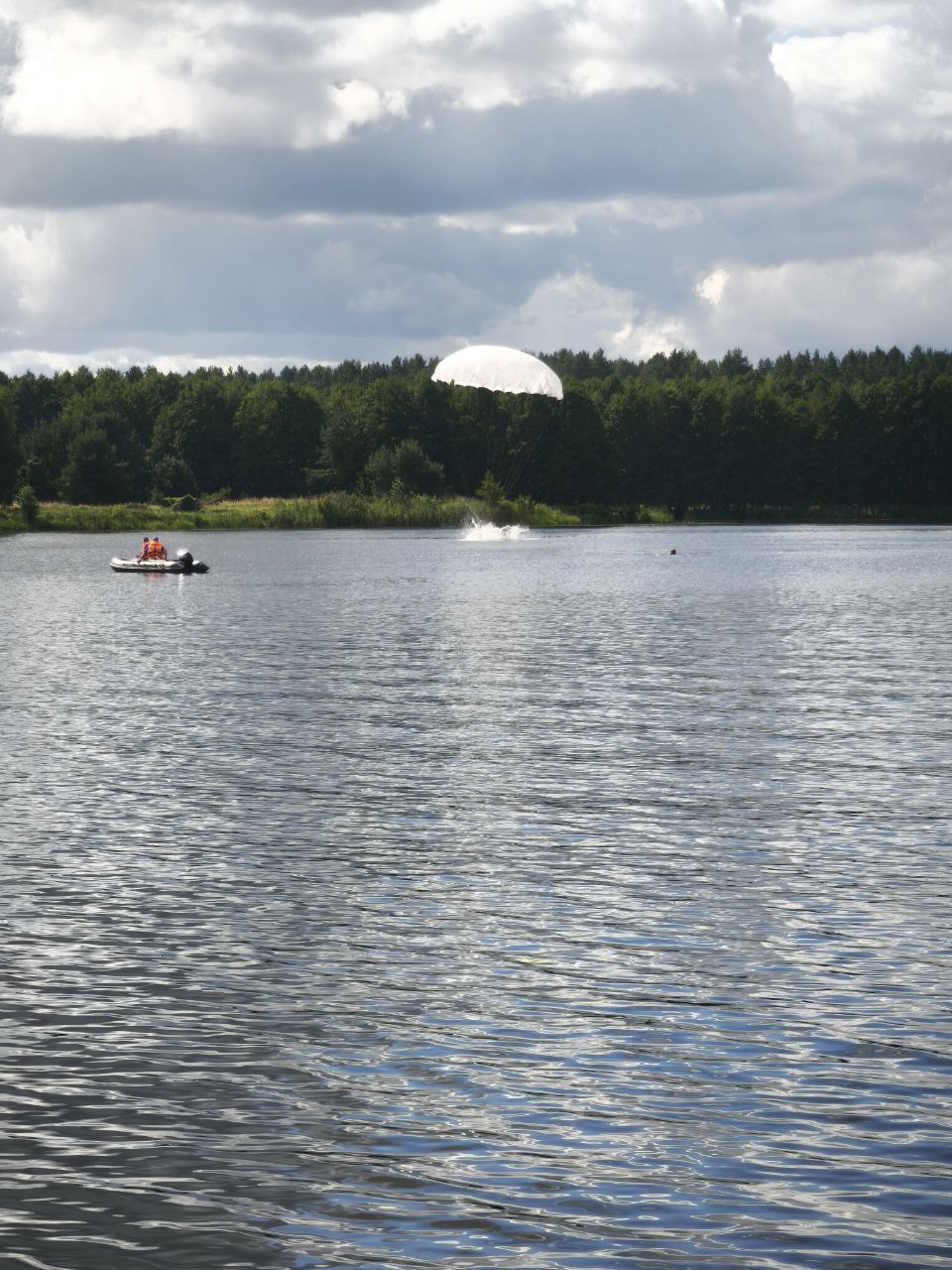 С вертолёта — прямо в озеро: под Брестом прошли прыжки с парашютом на воду