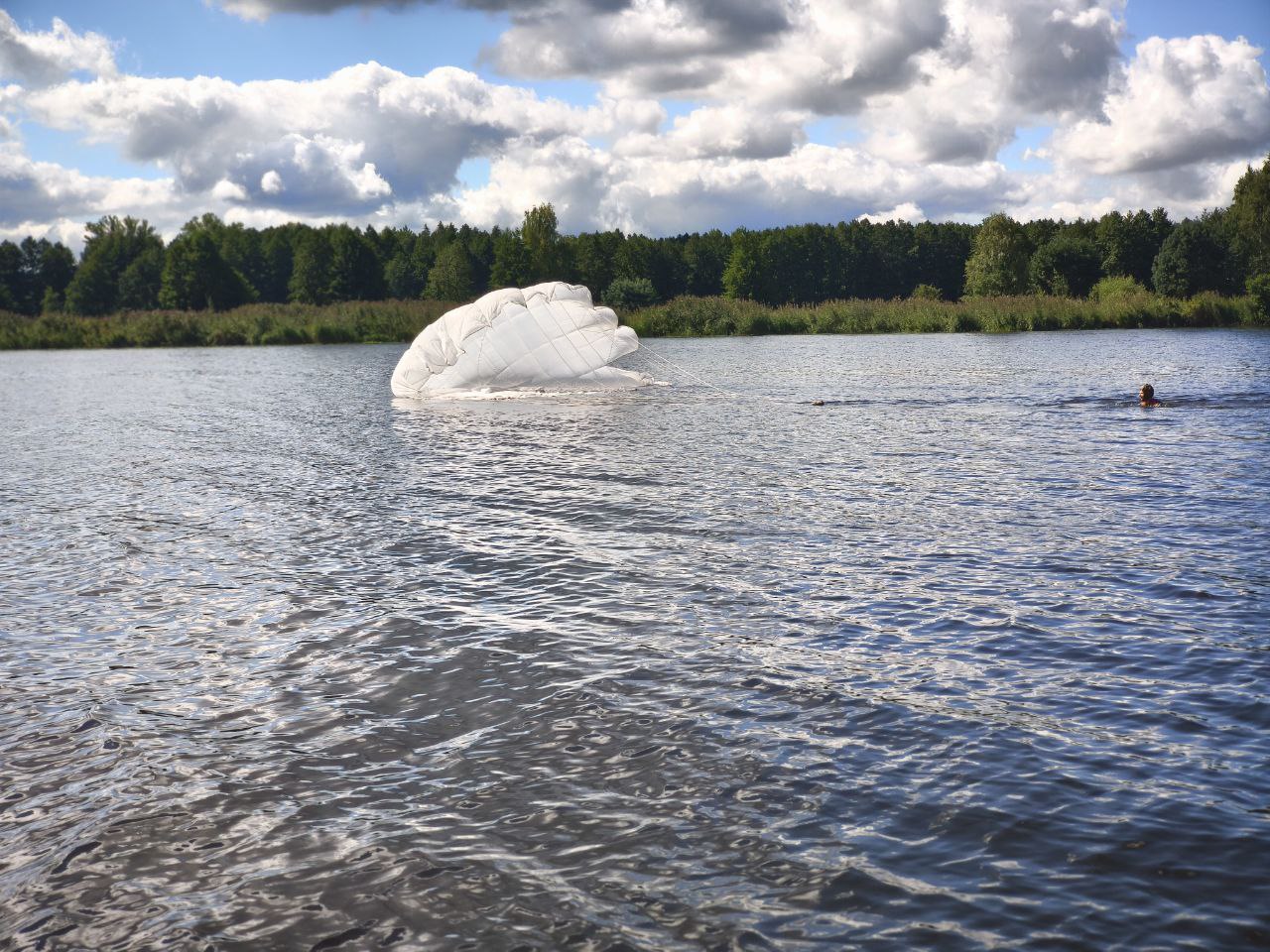 С вертолёта — прямо в озеро: под Брестом прошли прыжки с парашютом на воду