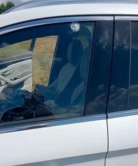 В Брестском районе мужчина выстрелил по автомобилю из рогатки