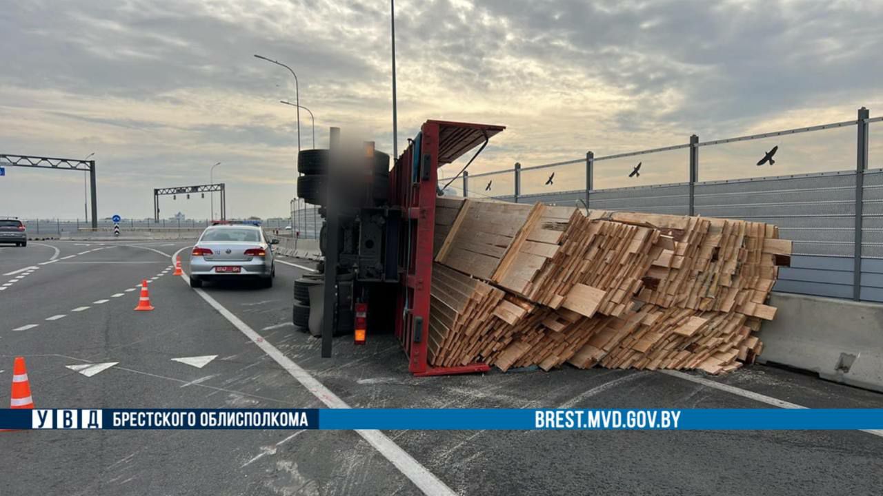 Грузовик перевернулся на путепроводе в Бресте