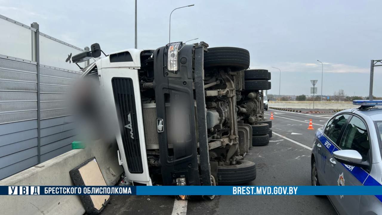 Грузовик перевернулся на путепроводе в Бресте