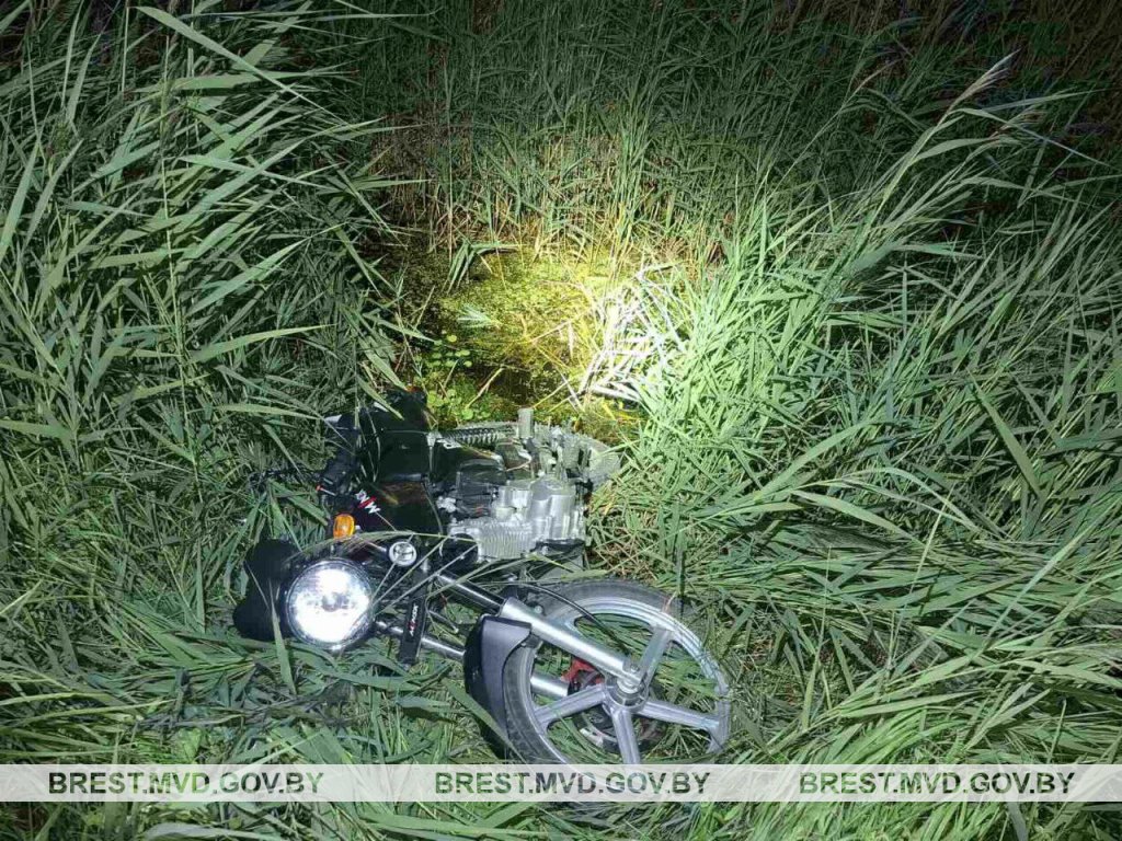 Малоритский район: мотоциклист не справился с управлением на закруглении дороги