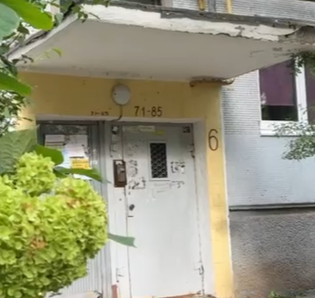 «Залез к ней в окно»: что рассказали соседи девушки, на которую напал парень с ножом