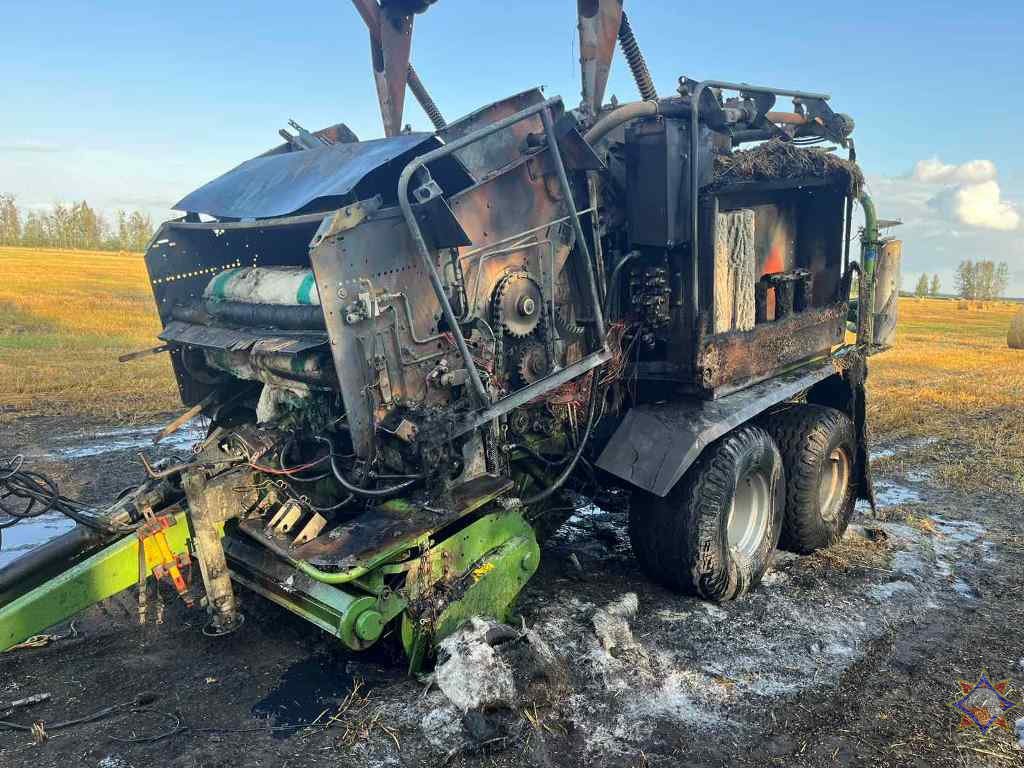 Прямо во время работы: в Ивацевичском районе загорелся пресс-подборщик