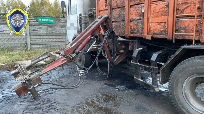 В Беларуси 25-летний водитель погиб при попытке починить грузовик