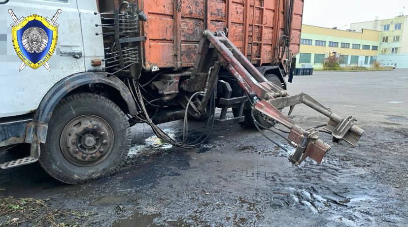 В Беларуси 25-летний водитель погиб при попытке починить грузовик