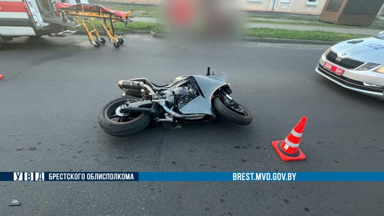 Вечернее ДТП в Бресте: мотоциклист госпитализирован после падения