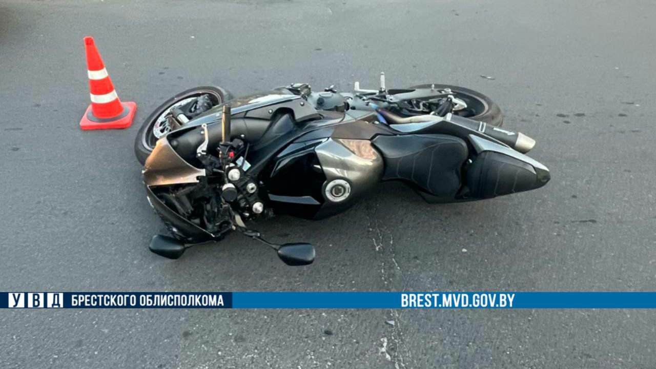 Вечернее ДТП в Бресте: мотоциклист госпитализирован после падения