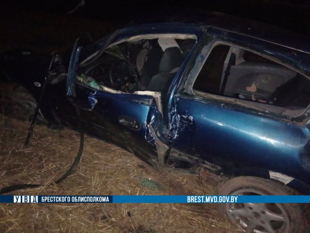 Ночь, кювет и перевёрнутый Nissan: чем закончилась поездка в Пружанском районе