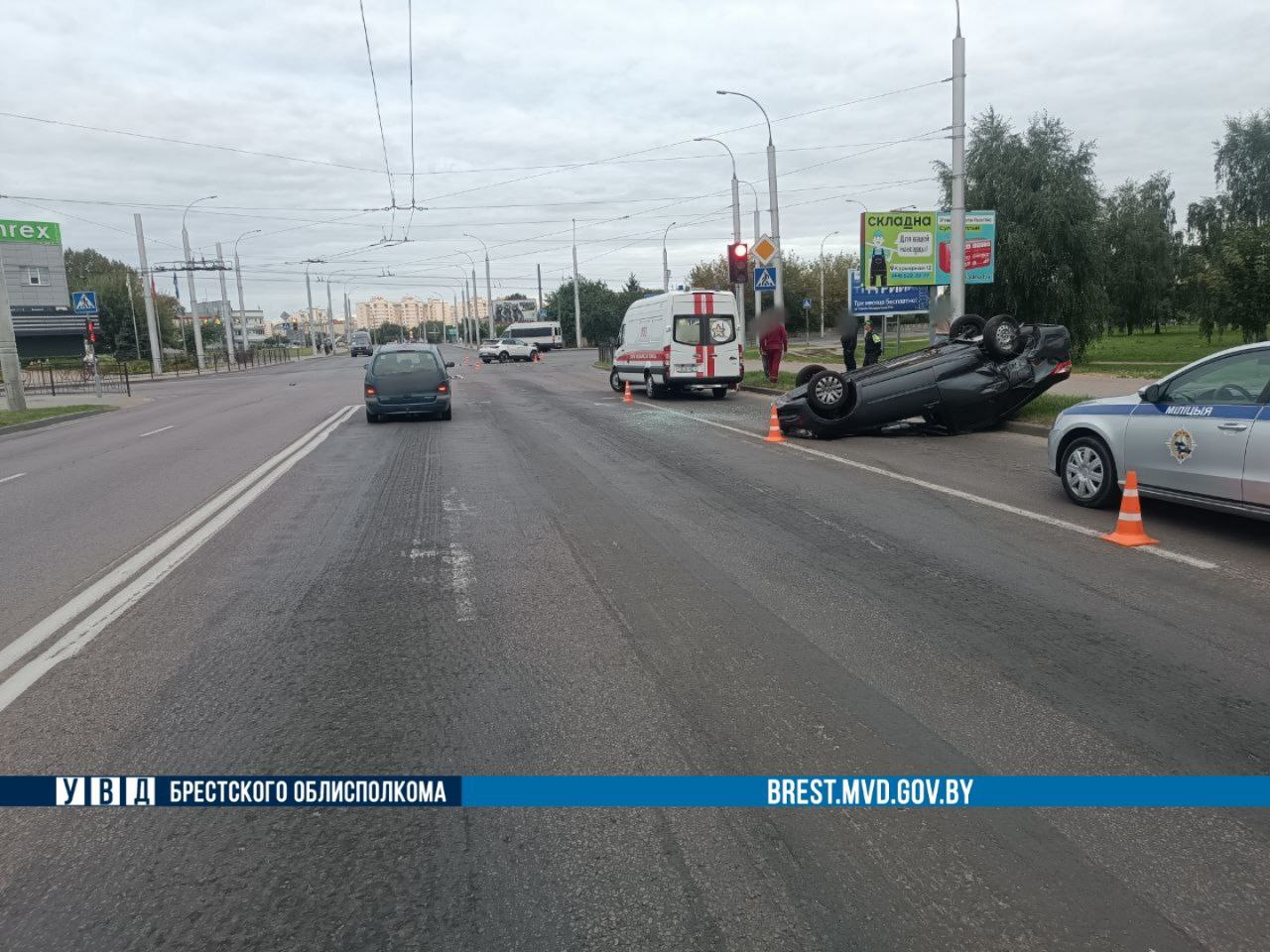 В Бресте Lada перевернулась после столкновения