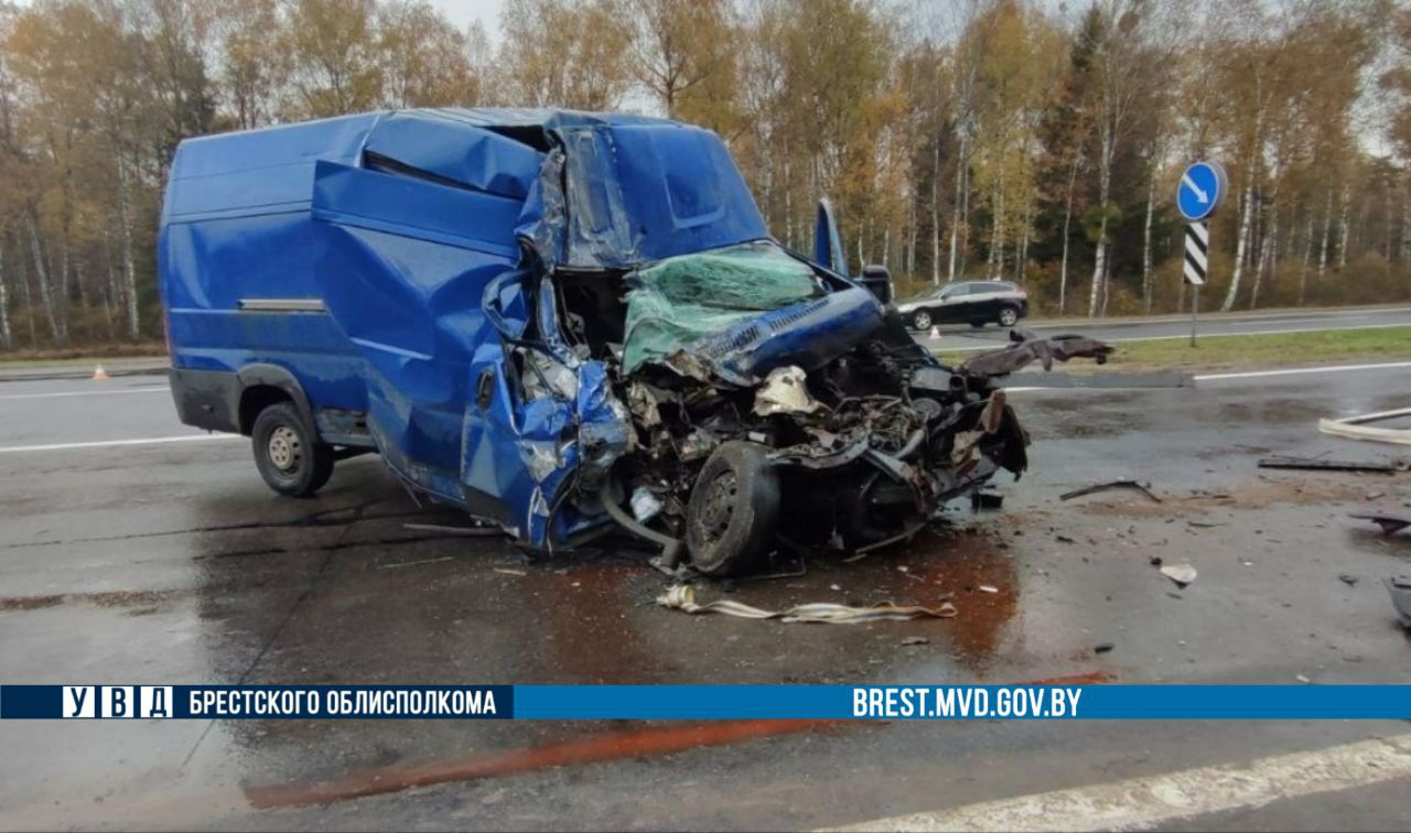 В Брестской области произошло столкновение грузовика и комбайна.