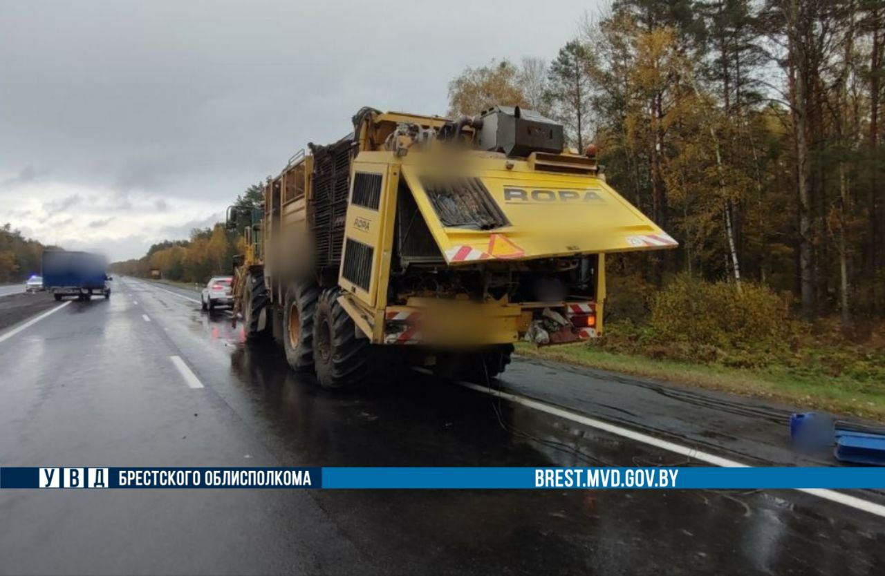 В Брестской области произошло столкновение грузовика и комбайна.