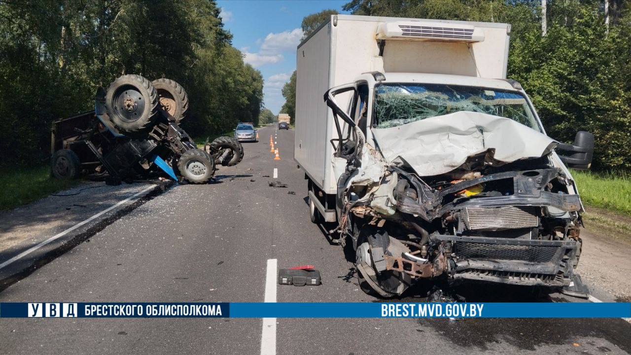 Трактор перевернулся после удара: подробности аварии в Пружанском районе