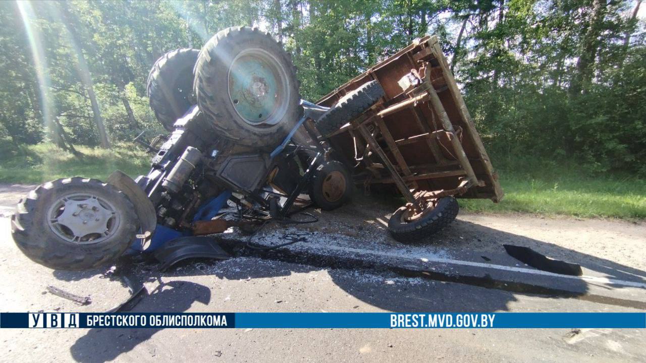 Трактор перевернулся после удара: подробности аварии в Пружанском районе