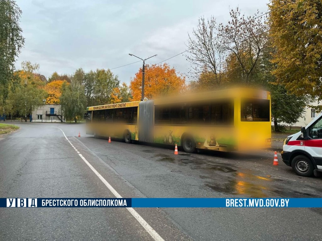 В Барановичах автобус тронулся, когда рука женщины оказалась зажатой задней дверью