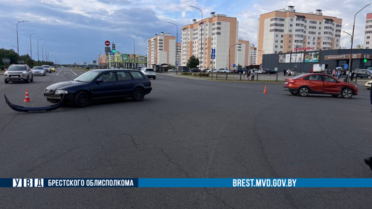 Lada и Audi столкнулись на перекрёстке в Бресте