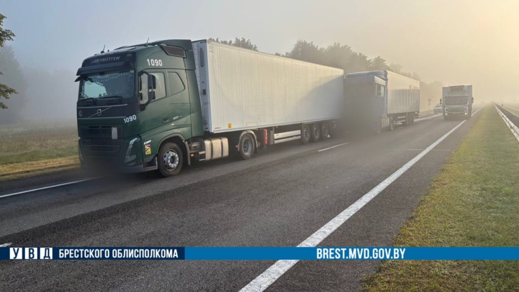 Фура врезалась в фуру на М1: утреннее ДТП в Жабинковском районе